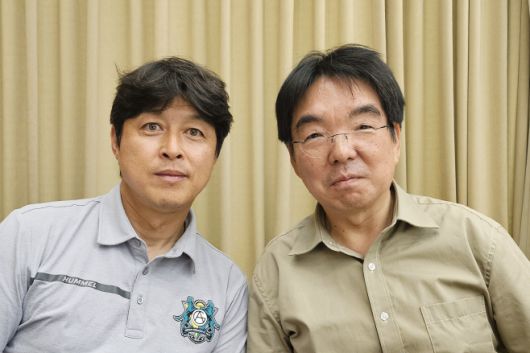 이관우(왼쪽) 안산 그리너스 감독과 장원재 선임기자/ 사진=전형찬