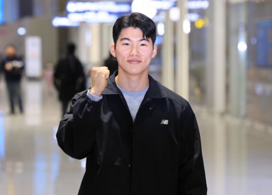 로스앤젤레스 다저스와 계약한 김혜성이 14일 오후 인천국제공항 제2여객터미널을 통해 미국으로 출국하기에 앞서 화이팅을 외치고 있다. / 연합뉴스