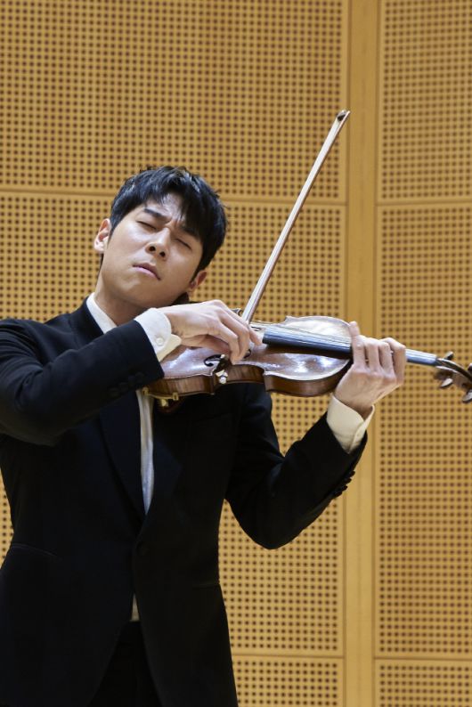 바이올리니스트 대니 구가 10일 서울 송파구 롯데콘서트홀에서 열린 '2025 롯콘 마티네 - 대니 구의 플레이리스트' 기자 간담회에서 바이올린을 연주하고 있다. /롯데문화재단