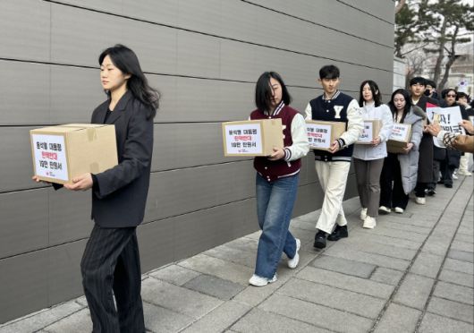 윤석열 대통령 탄핵심판 최종 변론일인 25일 대통령 국민변호인단과 탄핵반대청년모임(탄대청) 등 지지자들이 서울 종로구 헌법재판소 앞에서 탄핵 기각을 촉구하는 기자회견을 열었다. 사진은 지지자들이 19만여명이 참여한 탄핵 반대 탄원서를 헌법재판소에 제출하는 모습. /손영은 기자