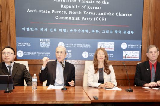 김은구 트루스포럼 대표(왼쪽부터)·고든 창 미국 변호사·타라 오 미국 동아시아연구소(EARC) 연구원·니콜라스 에버스타트 미국기업연구소(AEI) 정치경제 석좌가 25일(현지시간) 미국 워싱턴 D.C. 공산주의 희생자 박물관에서 진행된 '대한민국 체제 전복 위험: 반국가 세력·북한, 그리고 중국 공산당'이라는 주제의 포럼에 참여하고 있다./하만주 워싱턴 특파원