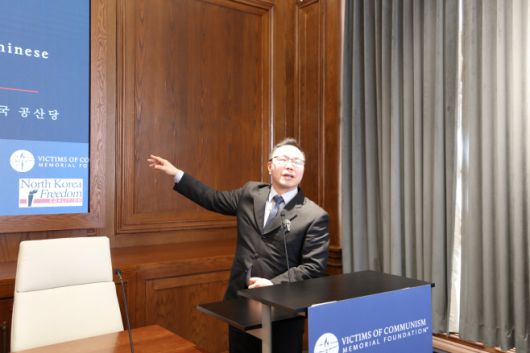 김은구 트루스포럼 대표가 25일(현지시간) 미국 워싱턴 D.C. 공산주의 희생자 박물관에서 진행된 '대한민국 체제 전복 위험: 반국가 세력·북한, 그리고 중국 공산당'이라는 주제의 포럼에서 윤석열 대통령에 대한 탄핵 시도의 부당성을 지적하고 있다./하만주 워싱턴 특파원