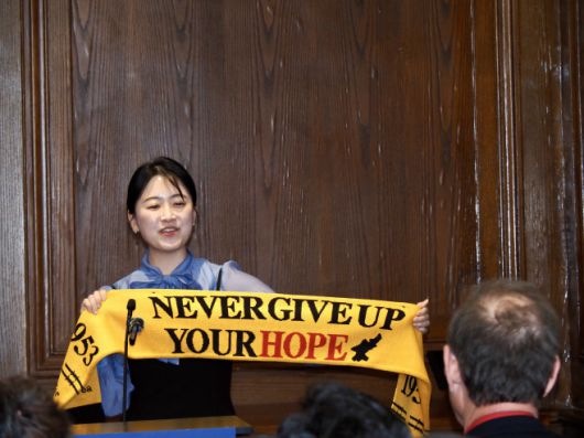 한 트루스포럼 회원이 25일(현지시간) 미국 워싱턴 D.C. 공산주의 희생자 박물관에서 진행된 '대한민국 체제 전복 위험: 반국가 세력·북한, 그리고 중국 공산당'이라는 주제의 포럼에서 윤석열 대통령에 대한 탄핵이 부당하다며 도널드 트럼프 미국 행정부의 관심을 촉구하고 있다./하만주 워싱턴 특파원