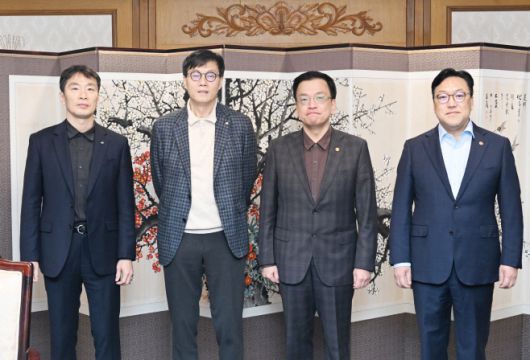 최상목 대통령 권한대행 부총리 겸 기획재정부 장관이 7일 정부서울청사에서 열린 거시경제·금융현안 간담회에서 기념촬영을 하고 있다. 왼쪽부터 이복현 금융감독원장, 이창용 한국은행 총재, 최 권한대행, 김병환 금융위원장. / 사진=연합