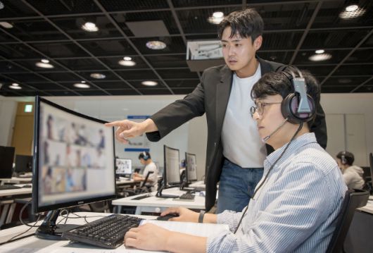 지난해 10월 삼성전자 인재개발원에서 삼성전자 감독관이 삼성직무적성검사(GSAT) 응시자를 대상으로 예비 소집을 진행하는 모습./삼성