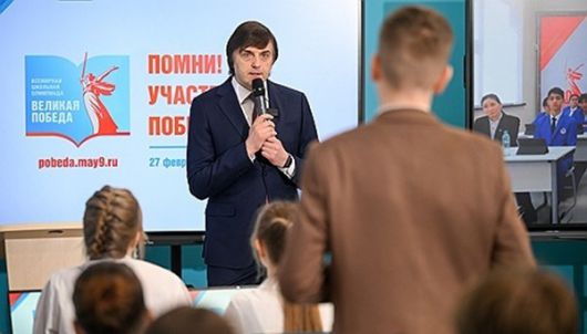 세르게이 크랍초프 러시아 교육부 장관이 지난달 러시아 모스크바의 한 중등학교에서 열린 세계학교 올림피아드에서 학생들과 대화하고 있다./타스 연합