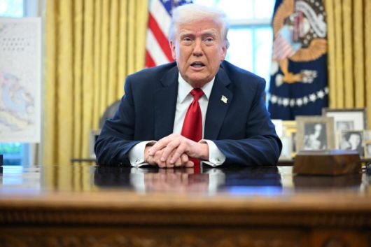 도널드 트럼프 미국 대통령이 26일(현지시간) 워싱턴 D.C. 백악관 오벌 오피스에서 자동차 수입품에 대한 관세 부과를 발표하고 있다. / AFP 연합뉴스