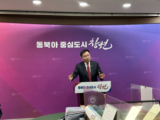 홍남표 창원시장이 액화수소 플랜트 사업과 관련, 자신의 의견을 밝히고 있다./ 허균 기자