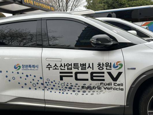 창원시의 관용차량에 '수소산업특별시 창원'이라는 글귀가 적혀있다./ 허균 기자