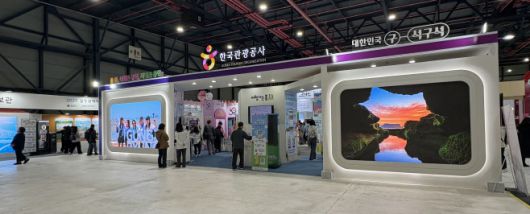 27일 세택(SETEC)에서 개최된 2025 내 나라 여행박람회에서 방문객들이 한국관광공사 부스를 둘러보고 있다. / 이장원 기자