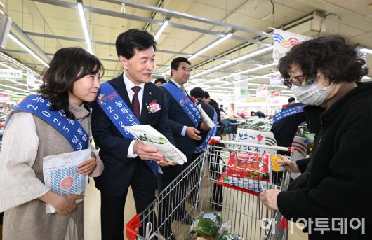 안병구 밀양시장 부부가 27일 오후 서울 서초구 농협하나로마트 양재점에서 열린 밀양 대표 농산물 홍보를 위한 '2025년 봄맞이 밀양 농산물 통합 특판전'에서 밀양 특산물을 홍보하고 있다. /정재훈 기자