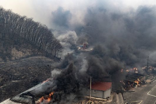 경북 의성에서 시작된 산불이 안동, 청송, 영양, 영덕 등으로 확산하며 산불영향구역이 3만3204ha에 달할 것으로 추정되고 있다. 지난 25일 의성군 단촌면 하화1리에 강풍에 날아온 산불 불씨로 인한 화재가 발생해 있다./ 연합뉴스