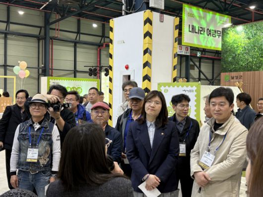 장미란 문화체육관광부 2차관(가운데)과 이경수 한국관광협회 중앙회장(오른쪽)이 27일 세택에서 열린 2025 내나라 여행박람회에서 지자체 홍보 부스를 둘러보고 있다. / 이장원 기자
