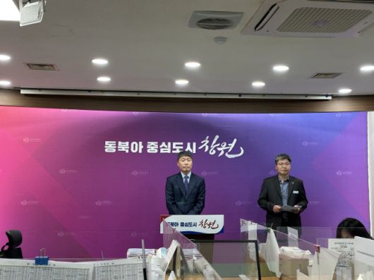 창원시 관계자가 액화수소 플랜트 사업과 관련해 산업진흥원 등에 특정감사를 실시하겠다고 밝히는 기자회견을 갖고 있다./ 허균 기자