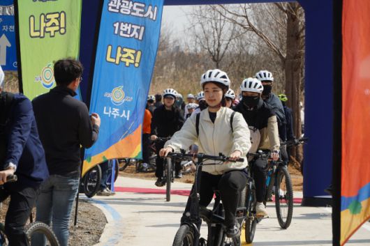 지난 26일 영산강 만봉천 물빛 자전거길 개통식 후 시민들이 힘차게 페달을 밟으면서 질주하고 있다. /나주시