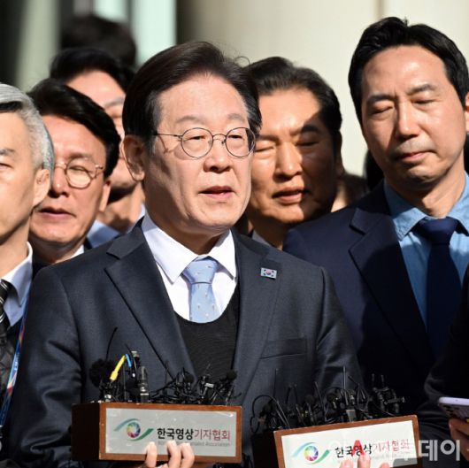 이재명 더불어민주당 대표가 26일 오후 서울 서초구 서울고등법원에서 열린 공직선거법 위반 혐의 항소심 선고 공판을 마치고 나오고 있다./박성일 기자