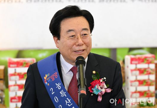 박상웅 국민의힘 의원이 27일 오후 서울 서초구 농협하나로마트 양재점에서 열린 밀양 대표 농산물 홍보를 위한 '2025년 봄맞이 밀양 농산물 통합 특판전'에서 축사를 하고 있다. /정재훈 기자