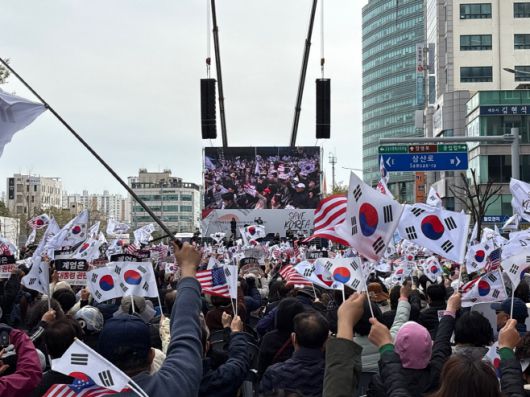 29일 울산 남구 번영사거리에서 세이브코리아 주최로 열린 윤석열 대통령 탄핵반대 집회에서 참가자들이 태극기와 성조기를 흔들고 있다. /김동욱 기자