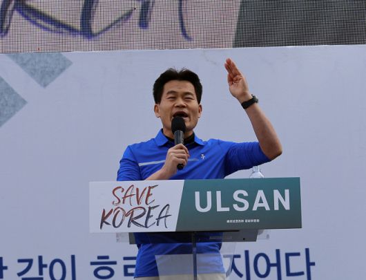 29일 울산시 남구 번영사거리 일원에서 개신교 단체 세이브코리아가 주최로 열린 윤석열 대통령 탄핵 반대 집회에서 한국사 강사 전한길씨가 연설하고 있다. /연합
