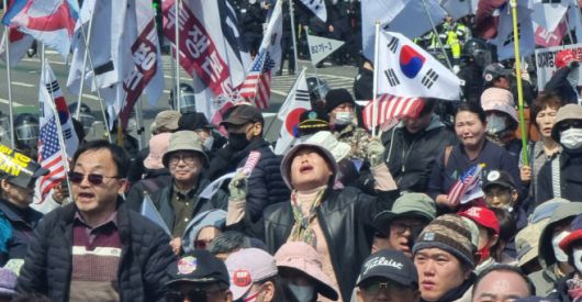 4일 오전 서울 한남동 국제루터교회 앞에서 열린 집회에 참석한 윤석열 대통령 지지자들이 헌재의 '대통령 파면' 결정에 대해 분노하고 있다. /유혜온 인턴기자