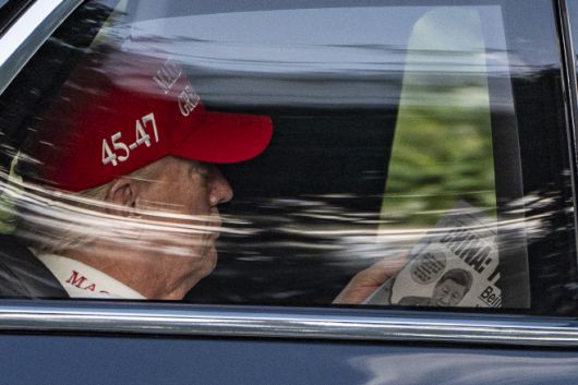 도널드 트럼프 미국 대통령이 5일(현지시간) 플로리다주 주피터의 트럼프내셔널골프클럽으로 가는 차 내에서 뉴욕포스트(NYP)를 읽고 있다./AP·연합