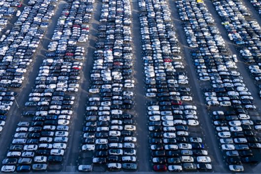 신차들이 5일(현지시간) 독일 에센의 물류 터미널에 주차돼 있다./EPA·연합