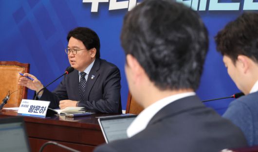 황운하 조국혁신당 원내대표가 8일 국회에서 열린 기자회견에서 발언하고 있다. /연합