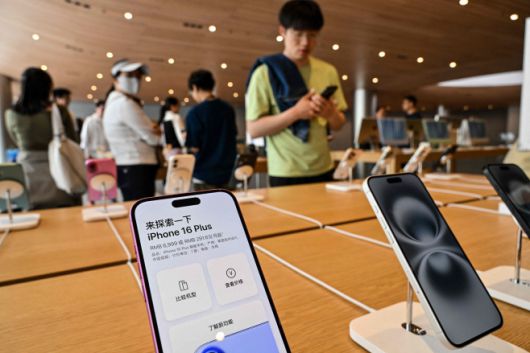 중국 상하이 징안 지구의 애플 매장에 10일 아이폰 16이 전시돼 있다. / AFP 연합뉴스P)