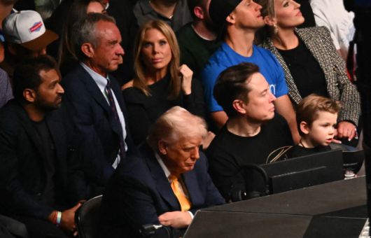 도널드 트럼프 미국 대통령(앞줄 맨왼쪽부터 오른쪽으로), 일론 머스크 테슬라 CEO와 그의 아들 X, 캐시 파텔 FBI 국장(뒷줄 맨왼쪽부터 오른쪽으로), 로버트 케네디 주니어 미 보건복지부 장관, 배우 셰릴 하인즈가 12일(현지시간) 미국 플로리다주 마이애미 카세야 센터에서 열린 UFC 314 경기를 관람하고 있다./연합 AFP