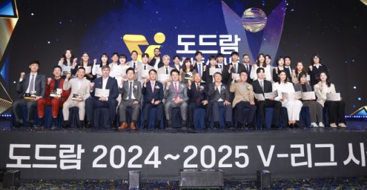 14일 서울 서대문구 스위스그랜드호텔에서 열린 프로배구 도드람 2024-2025 V리그 시상식에서 수상자들이 기념 촬영하고 있다. /연합뉴스