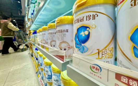 중국 랴오닝성 다롄시의 한 식품 매장에 이리의 영유아용 분유 제품이 진열돼 있다./니혼게이자이신문 홈페이지 캡처