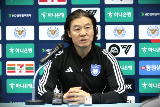5경기 만의 승리를 거둔 울산HD 김판곤 감독이 경기 후 인터뷰에 응하고 있다. / 사진 전형찬 선임기자