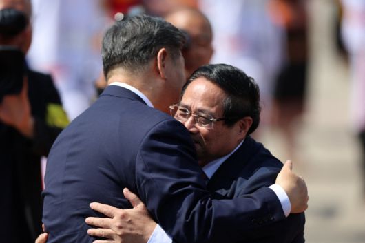 15일 오후 베트남 방문을 마치고 말레이시아로 향하는 시진핑 중국 국가주석을 전송하고 있는 팜 민 찐 베트남 총리(오른쪽)/로이터 연합뉴스