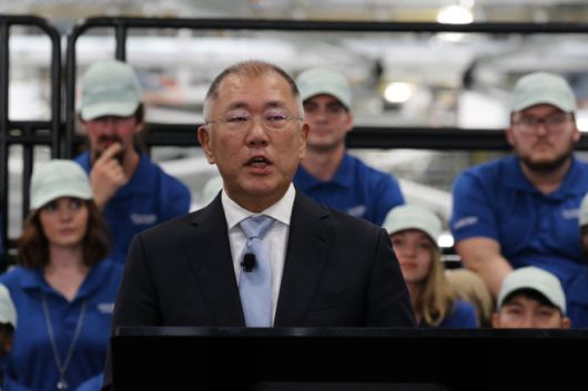 정의선 현대자동차그룹 회장이 3월 26일 오후(현지시간) 미국 조지아주 엘라벨의 '현대자동차그룹 메타플랜트 아메리카(HMGMA)' 준공식에서 기념사를 하고 있다./(엘라벨)하만주 특파원