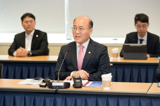 이창윤 과학기술정보통신부 제1차관이 17일 국가과학기술자문회의 대회의실에서 열린 '미국 미주리대학교 차세대연구로 설계 수출 관련 기자간담회'에서 발언하고 있다./과학기술정보통신부