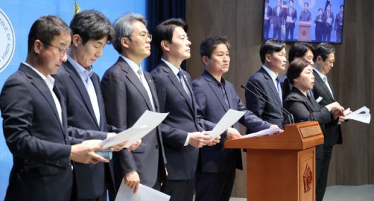 더불어민주당 전정권정치탄압대책위원회 위원들이 17일 서울 여의도 국회 소통관에서 '감사원의 전 정권 표적 감사 규탄' 기자회견을 하고 있다. /연합