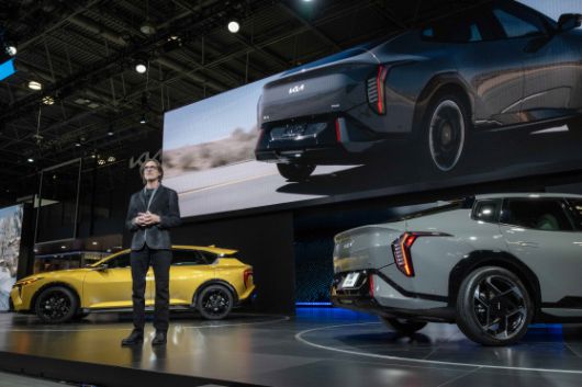 톰 컨즈 기아 미국 디자인센터 수석 디자이너가 16일(현지시간) 미국 뉴욕에서 열린 '2025 뉴욕 국제 오토쇼'에서 발표하고 있다./기아