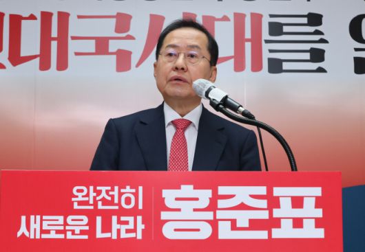 홍준표 국민의힘 경선 후보가 18일 서울 여의도 선거사무소에서 사회·교육·문화 분야 공약을 발표하고 있다. /연합