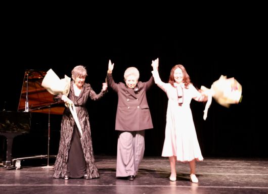 린다 한 글로벌한인연대 회장(가운데)이 19일 오후(현지시간) 미국 워싱턴 D.C. 인근 버지니아주 애넌데일의 노바 언스트(Ernst) 커뮤니티문화센터에서 공연을 펼친 가수 윤복희(오른쪽)와 피아노 반주자 박정희에게 화환을 전달하고 인사를 하고 있다./하만주 워싱턴 특파원