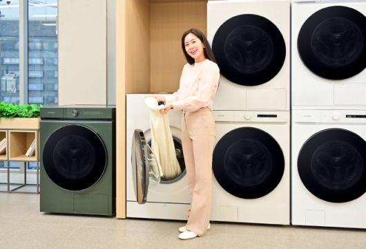 삼성전자 모델이 2025년형 '비스포크 AI 콤보'를 체험하고 있다. /삼성전자