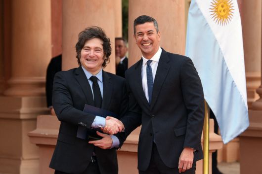 산티아고 페냐 파라과이 대통령(오른쪽)이 9일(현지시간) 파라과이 아순시온의 팔라시오 데 로페즈 정부 궁전에서 하비에르 밀레이 아르헨티나 대통령과 악수를 나누고 있다./AFP·연합