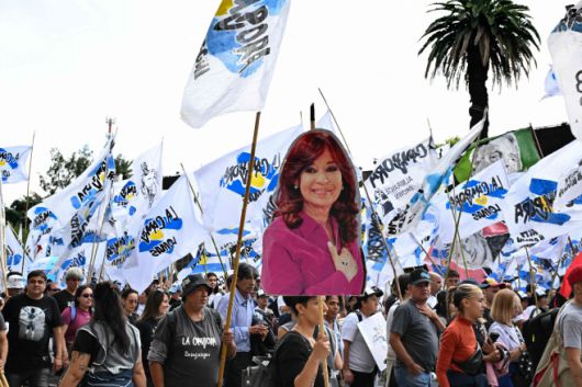 한 아르헨티나 여성이 3월 24일(현지시간) 군사 쿠데타 49주년을 맞아 부에노스아이레스의 마요 광장으로 행진하면서 크리스티나 페르난데스 키르치네르 전 아르헨티나 대통령(2007~2015년)의 초상화를 들고 있다./AFP·연합