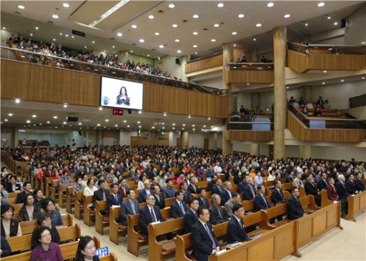 순복음노원교회 대성전에서 탈북방송인 정유나 씨가 신앙 간증을 하고 있다. 3000여 성도들이 그의 목소리를 경청하고 있다./부두완 기자
