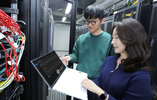 LG유플러스는 통신장비 제조업체인 에릭슨과 인공지능(AI) 기술을 활용해 네트워크 장애를 예측하는 기술을 시연했다고 23일 밝혔다. 사진은 LG유플러스 임직원들이 관련 기술을 시연하는 모습./LG유플러스