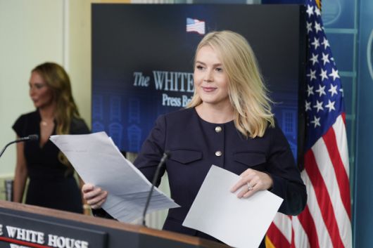 캐롤라인 레빗 미국 백악관 대변인이 1일(현지시간) 백악관 브리핑 룸에 도착하고 있다./AP·연합
