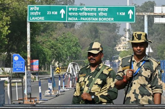 인도 국경경비대(BSF) 병사들이 24일(현지시간),인도-파키스탄 와가 국경 검문소 입구에서 경계를 서고 있다/AFP 연합뉴스
