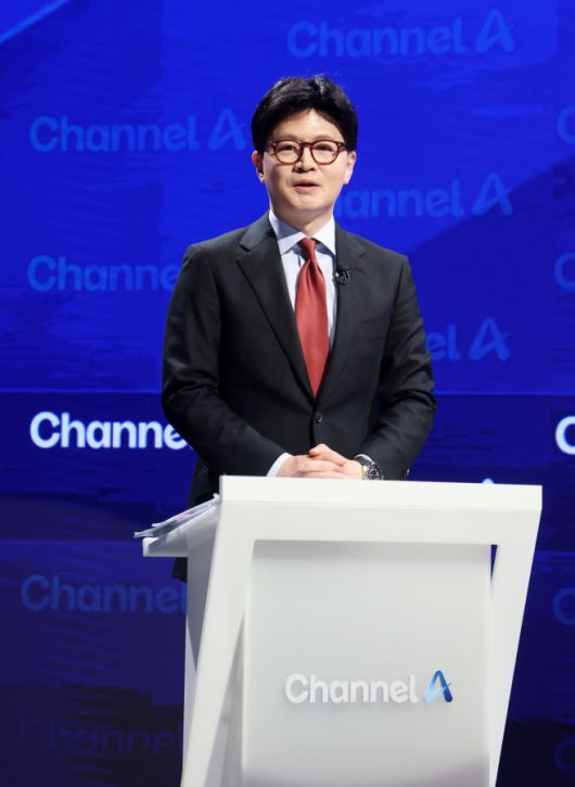 국민의힘 대선 2차 경선 진출자인 한동훈 후보가 25일 오후 서울 종로구 동아미디어센터 채널A 오픈스튜디오에서 열린 1:1 맞수 토론회에서 준비를 하고 있다./국회사진취재단