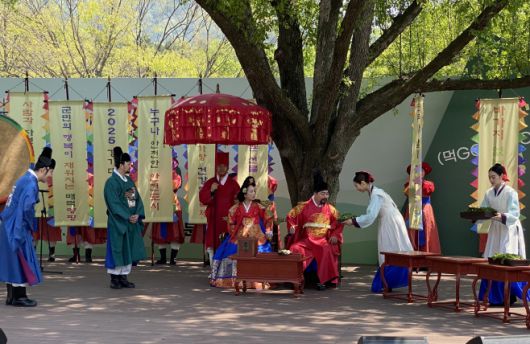 25일 용문산 관광단지 일원에서 양평 산나물을 임금님께 진상했다는 동국여지지 기록을 바탕으로 한 산나물 연극이 열리고 있다./장은기 기자