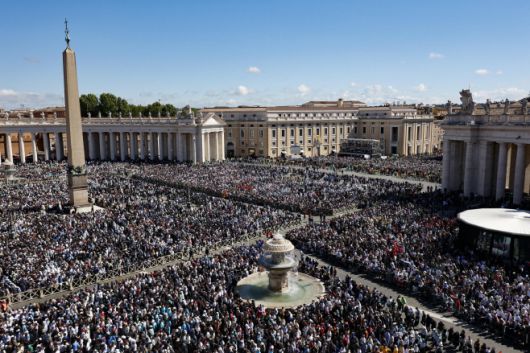 26일(현지시간) 바티칸 성베드로 광장에서 열린 프란치스코 교황 장례 미사에 참석한 추모객들./EPA 연합