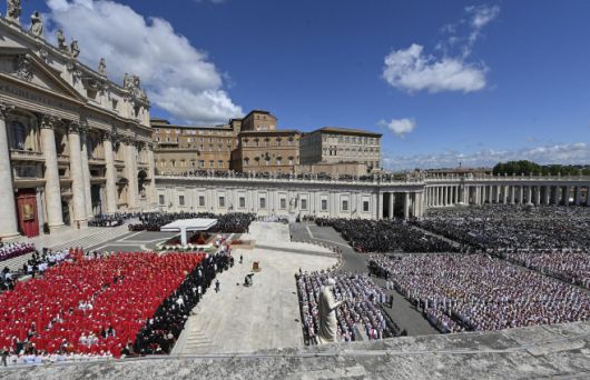 26일(현지시간) 바티칸 성베드로 광장에서 프란치스코 교황 장례 미사가 거행되고 있다./EPA 연합